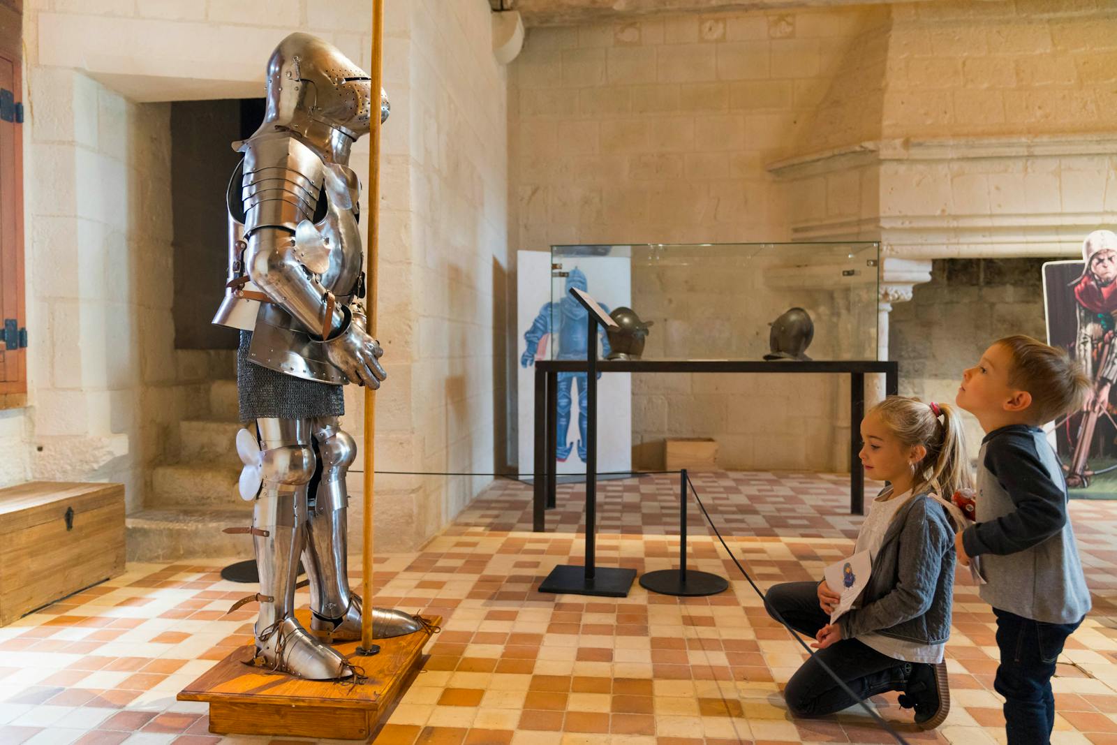 Bambini che ammirano un'armatura completa alla Fortezza Reale di Chinon