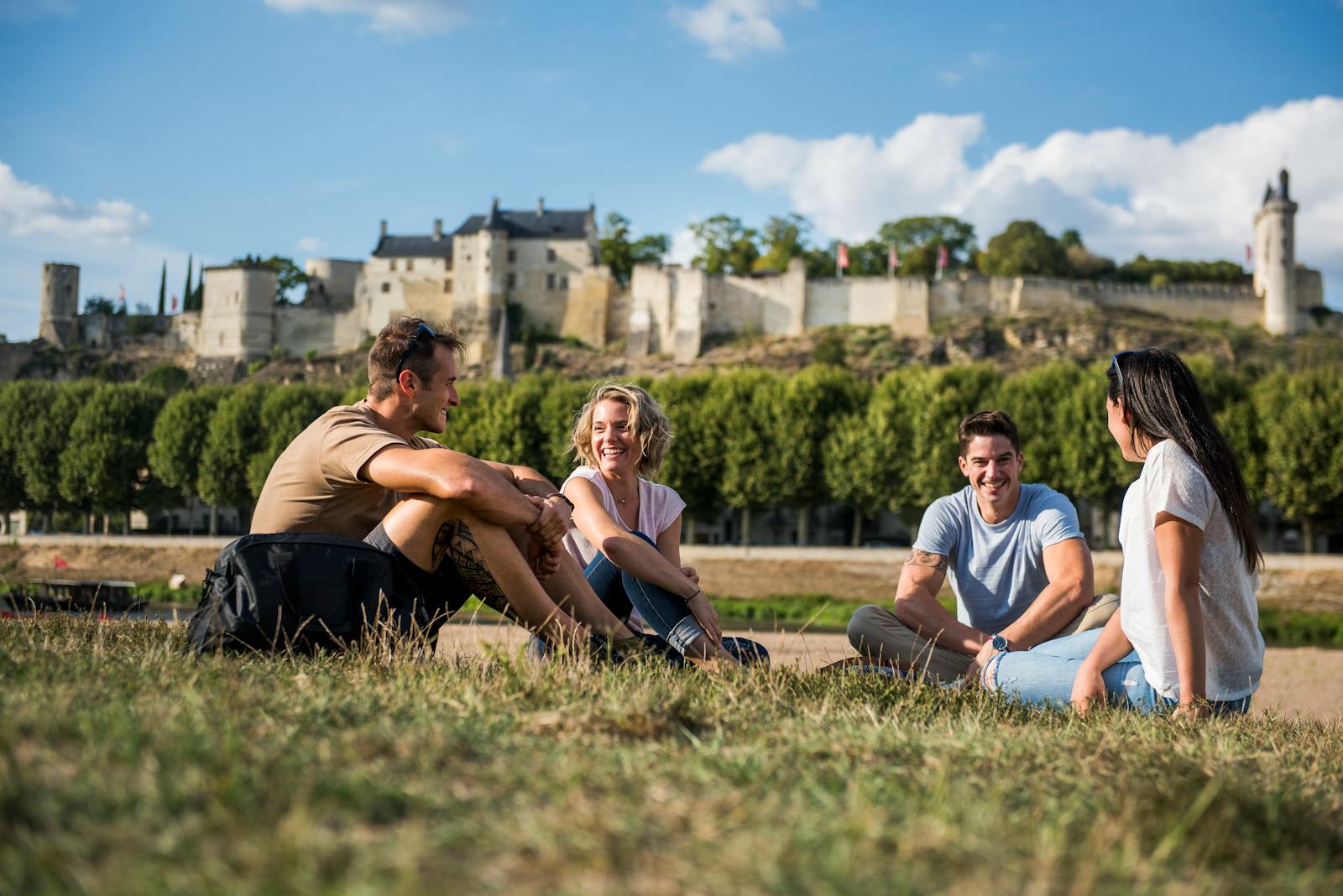 Gruppe venner som snakker foran det kongelige slottet i Chinon