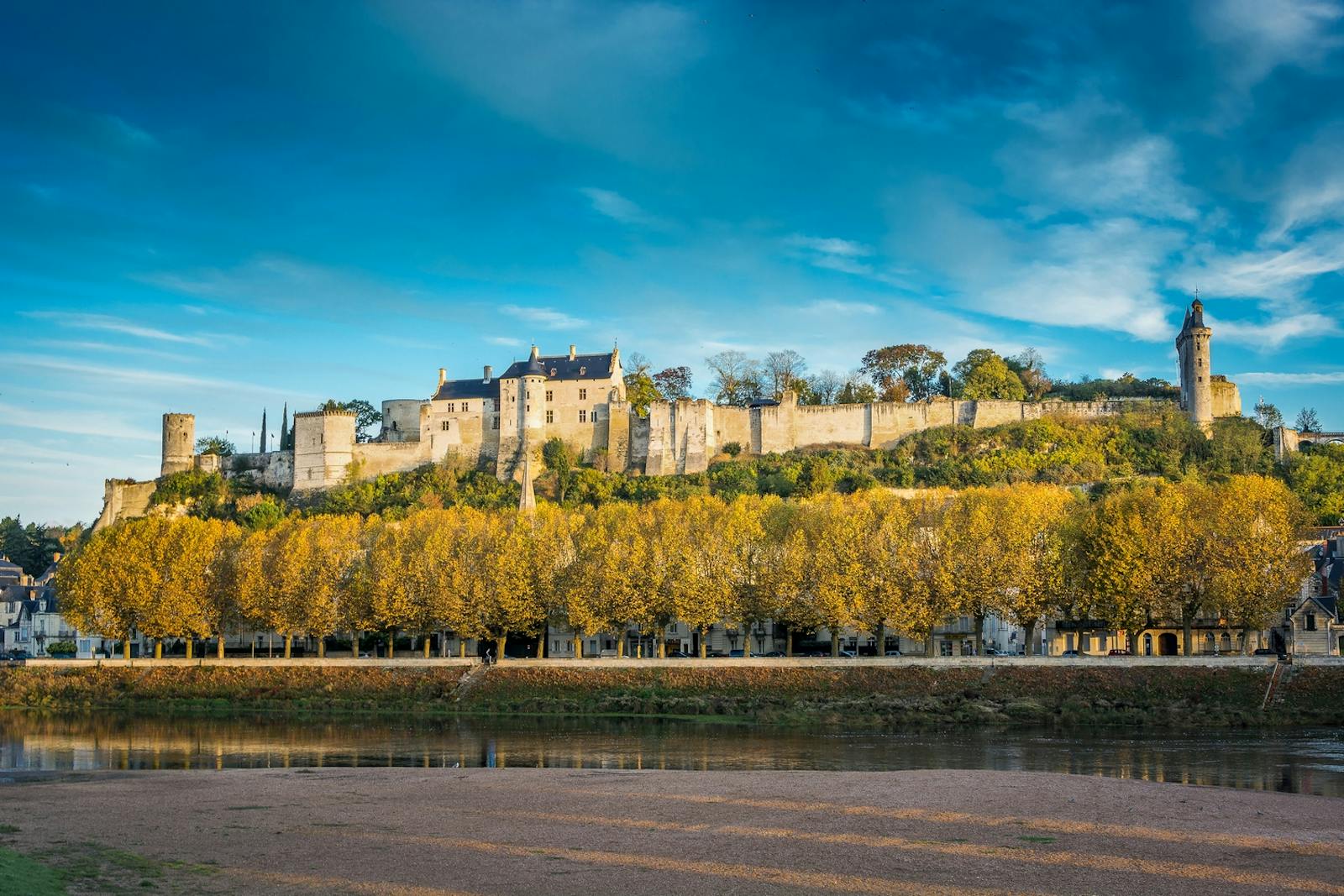 Panoramiczny widok na Królewską Twierdzę w Chinon nad Loarą